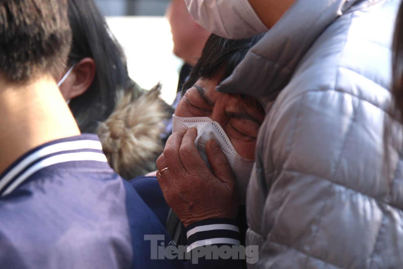 "L.T.L đã li hôn với chồng, hiện đang ở cùng mẹ và bán hàng kiếm sống. Con bé ở nhà ngoan lắm vậy mà lại gặp hoàn cảnh thế này. 6 đứa đi hát mà đã mất 4, hiện chỉ còn 2 người đang cấp cứu chưa biết tình hình sức khỏe ra sao", người nhà nạn nhân nghẹn ngào chia sẻ.