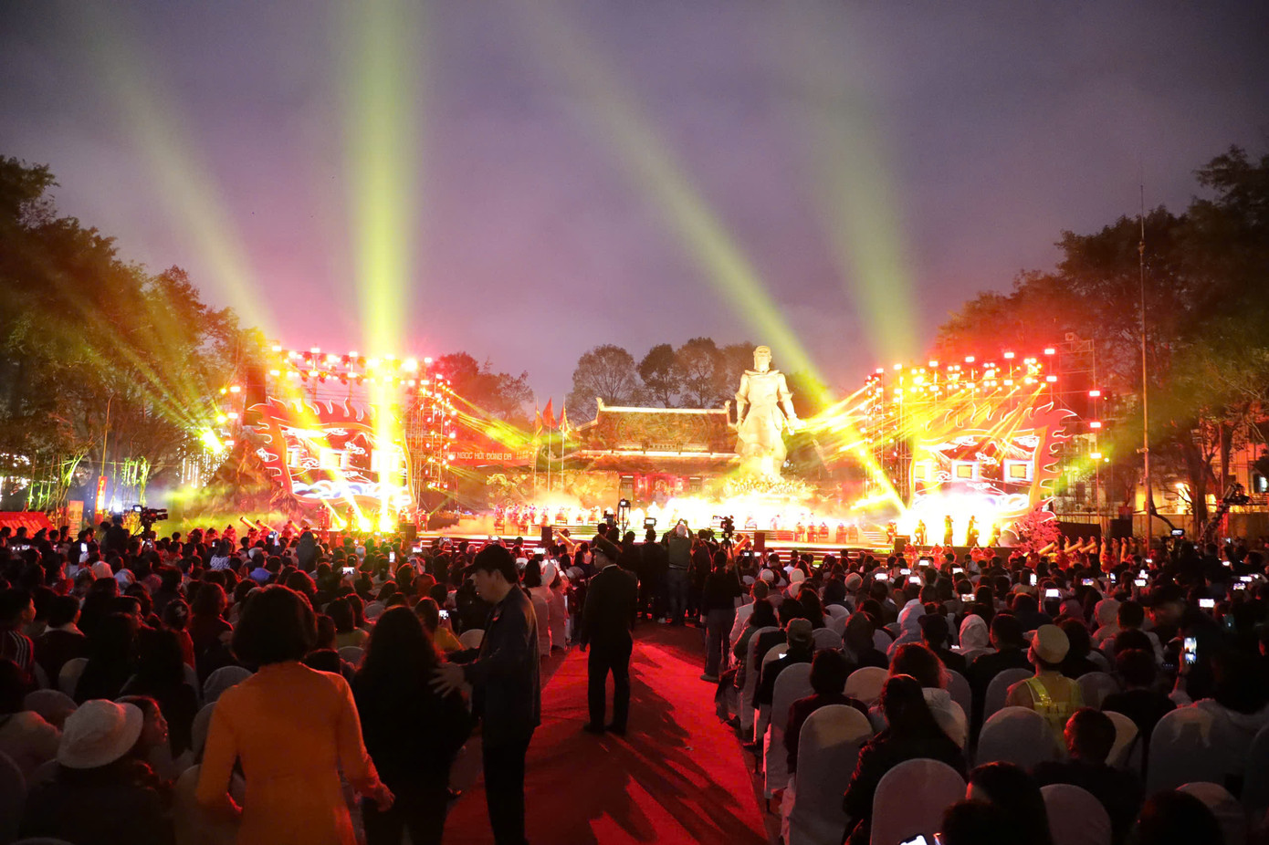 Chương trình nghệ thuật tối 2/2 diễn ra với nhiều tiết mục độc đáo được làm theo hình thức bán thực cảnh kết hợp công nghệ 3D mapping hiện đại. Người xem được chứng kiến câu chuyện lịch sử theo một cách thức hiện đại với các chương hồi, cảnh diễn, nối tiếp, được biến chuyển tinh tế bằng kĩ xảo, âm nhạc hấp dẫn và đa dạng hình thức thể hiện như: ca hát, xiếc, múa, đồng diễn trống...