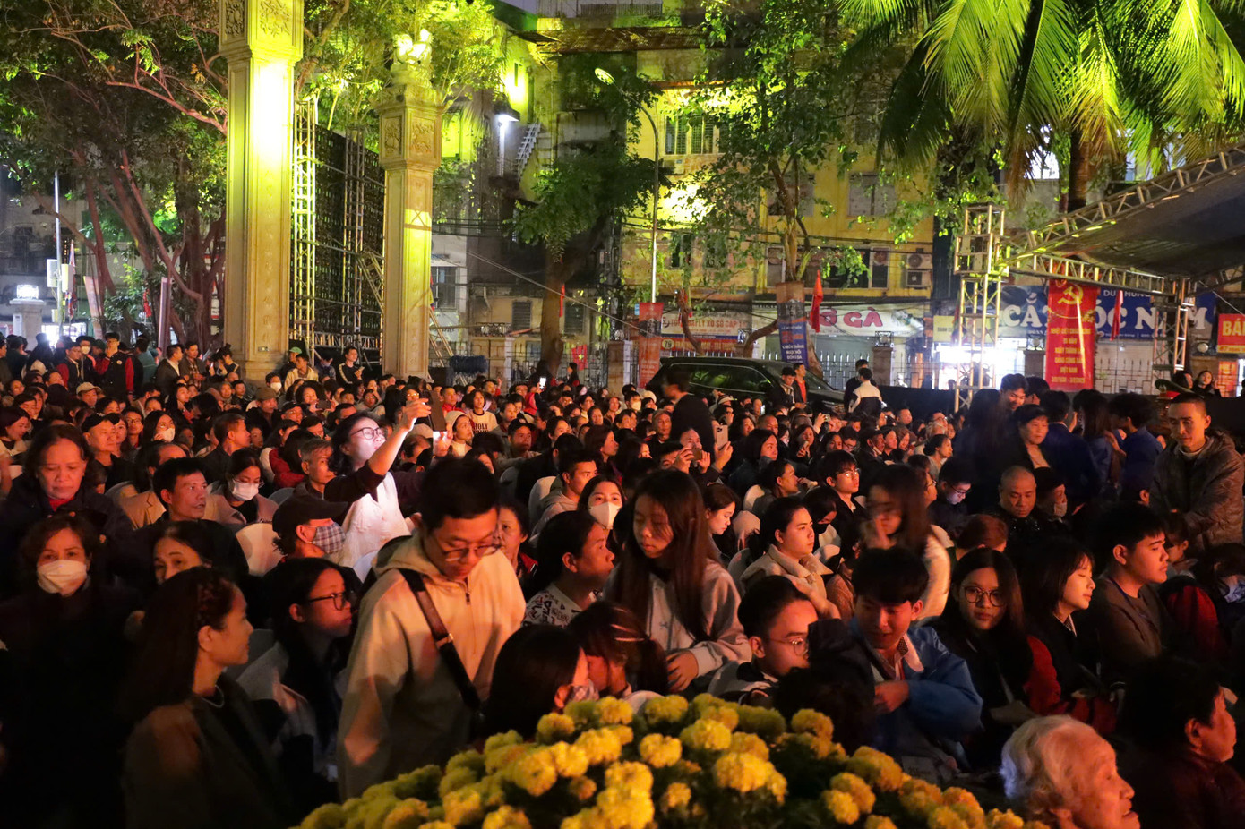 Đông đảo người dân và du khách thập phương đổ về dự Lễ hội Gò Đống Đa.