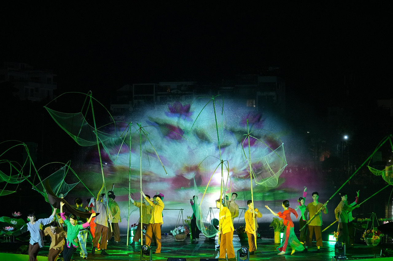 Là sự kiện khởi đầu Lễ hội Sen Hà Nội, đêm biểu diễn nghệ thuật “Chuyện của Sen” mở đầu cho chuỗi hoạt động hấp dẫn trong khuôn khổ Lễ hội Sen 2024. Là sự kiện khởi đầu Lễ hội Sen Hà Nội, đêm biểu diễn nghệ thuật “Chuyện của Sen” mở đầu cho chuỗi hoạt động hấp dẫn trong khuôn khổ Lễ hội Sen 2024.