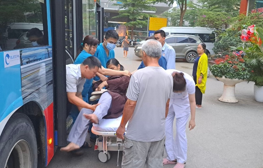 Nhân viên xe buýt tuyến 62 kịp thời đưa hành khách vào bệnh viện cấp cứu.