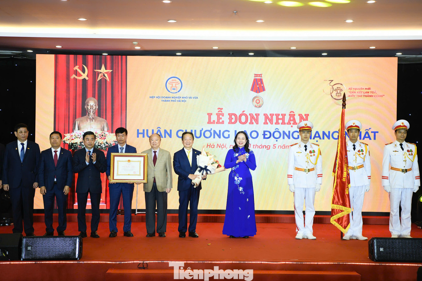 Phó Chủ tịch nước Võ Thị Ánh Xuân trao Huân chương Lao động hạng Nhất cho lãnh đạo Hanoisme.