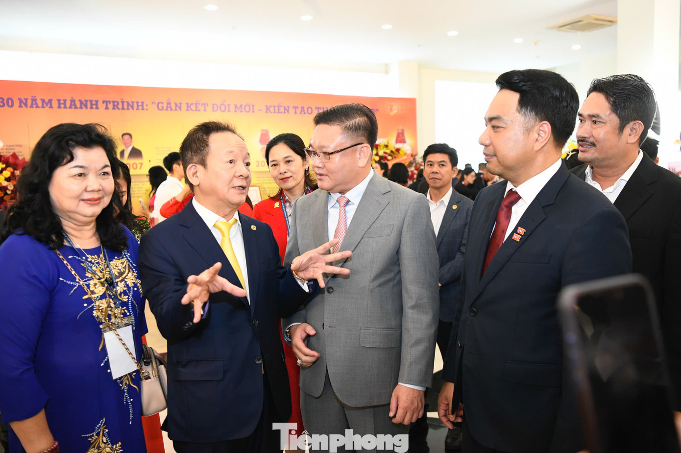 Ông Đỗ Quang Hiển - Chủ tịch HĐQT T&amp;T, Chủ tịch hiệp hội Doanh nghiệp nhỏ và vừa Hà Nội trao đổi với các Doanh nhân bên lề hội nghị.