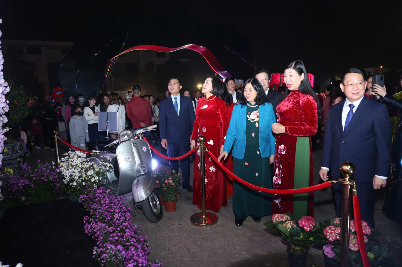 Các đại biểu tham quan khu Trưng bày của Festival hoa Mê Linh. Các đại biểu tham quan khu Trưng bày của Festival hoa Mê Linh.