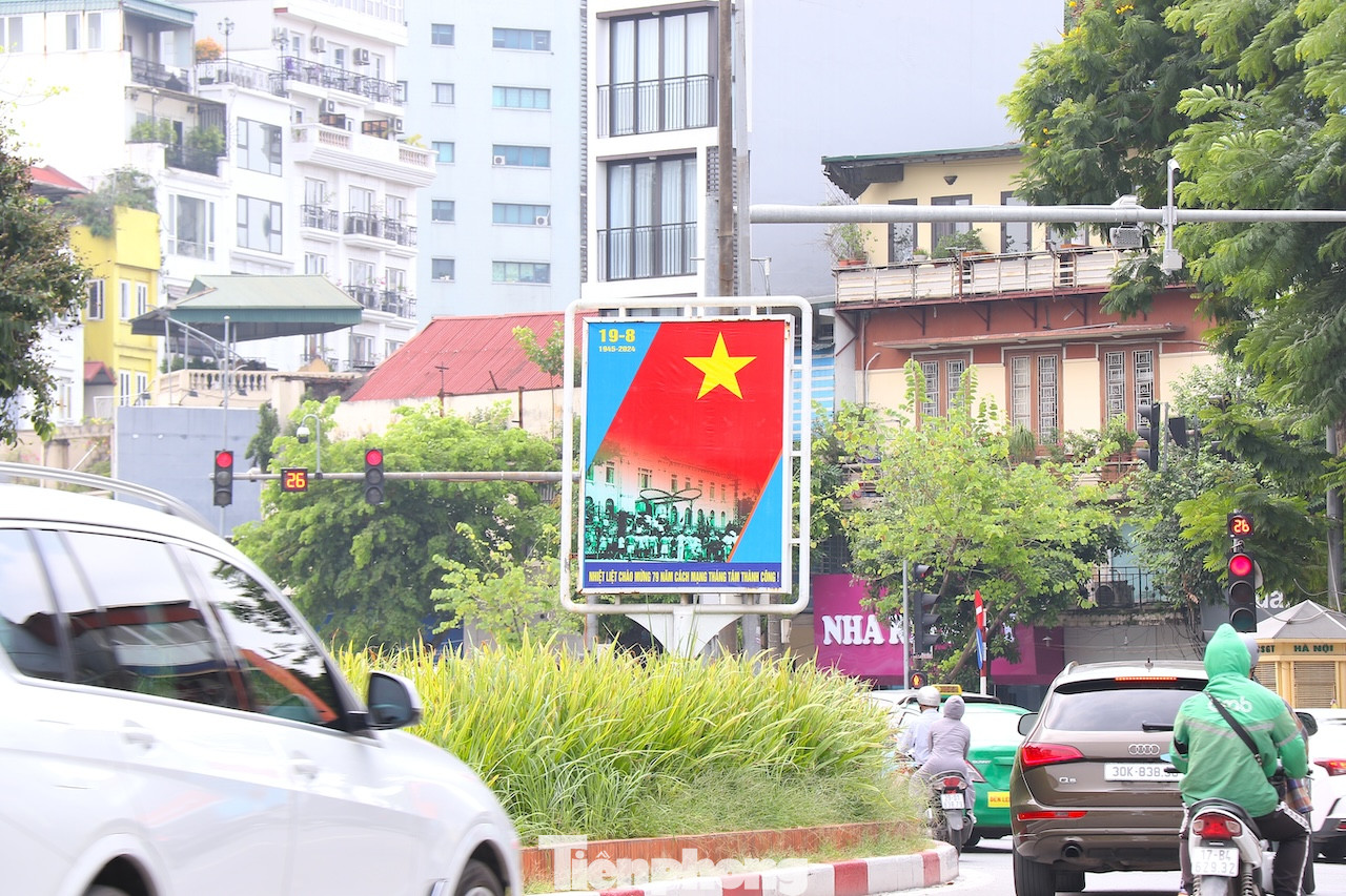 Tại các nút giao thông cũng được đặt các tấm áp phích lớn chào mừng Quốc khánh 2-9.