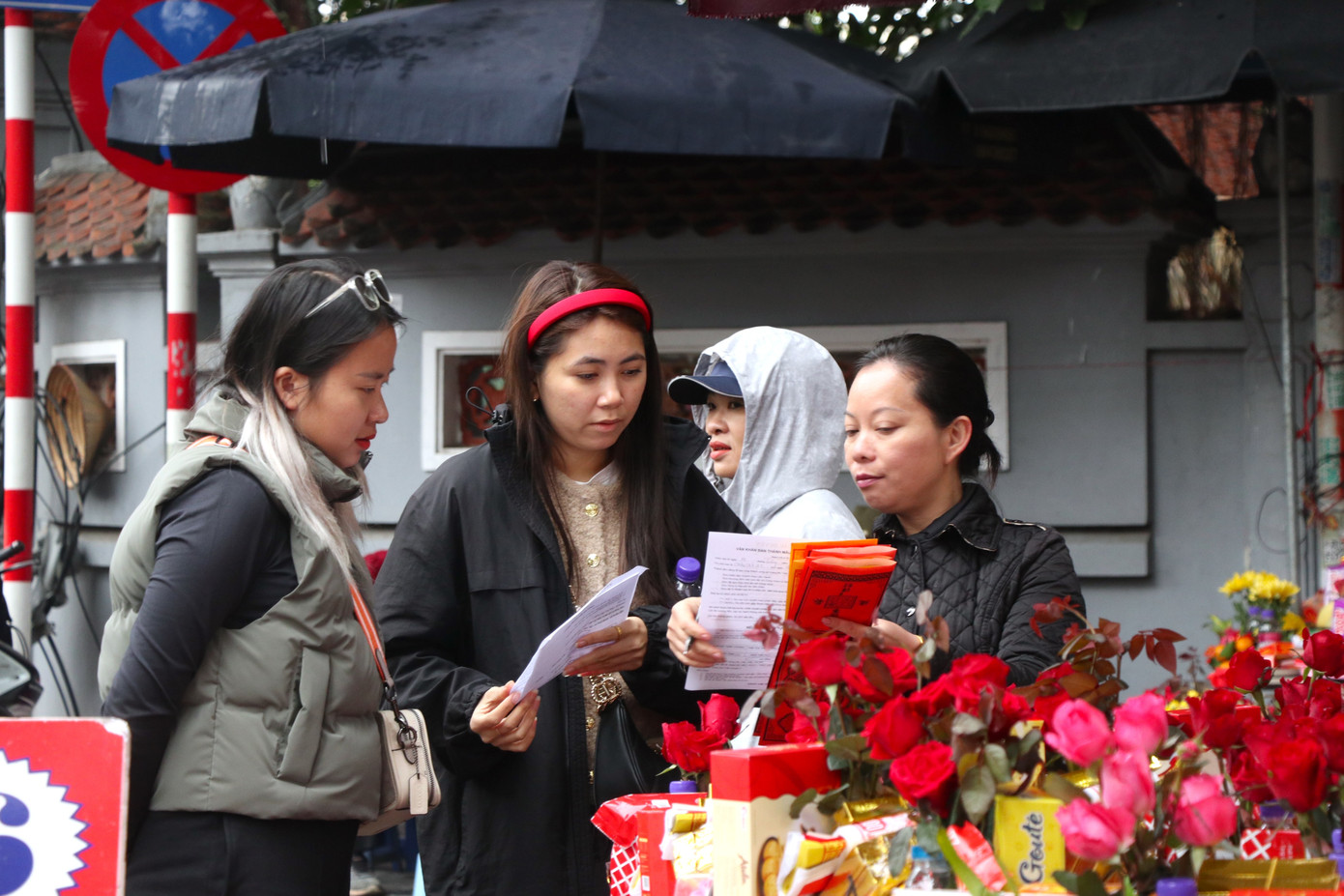 Lễ vào chùa Hà được bán sẵn ở cổng. Lễ đơn giản nhưng không thể thiếu hoa hồng.