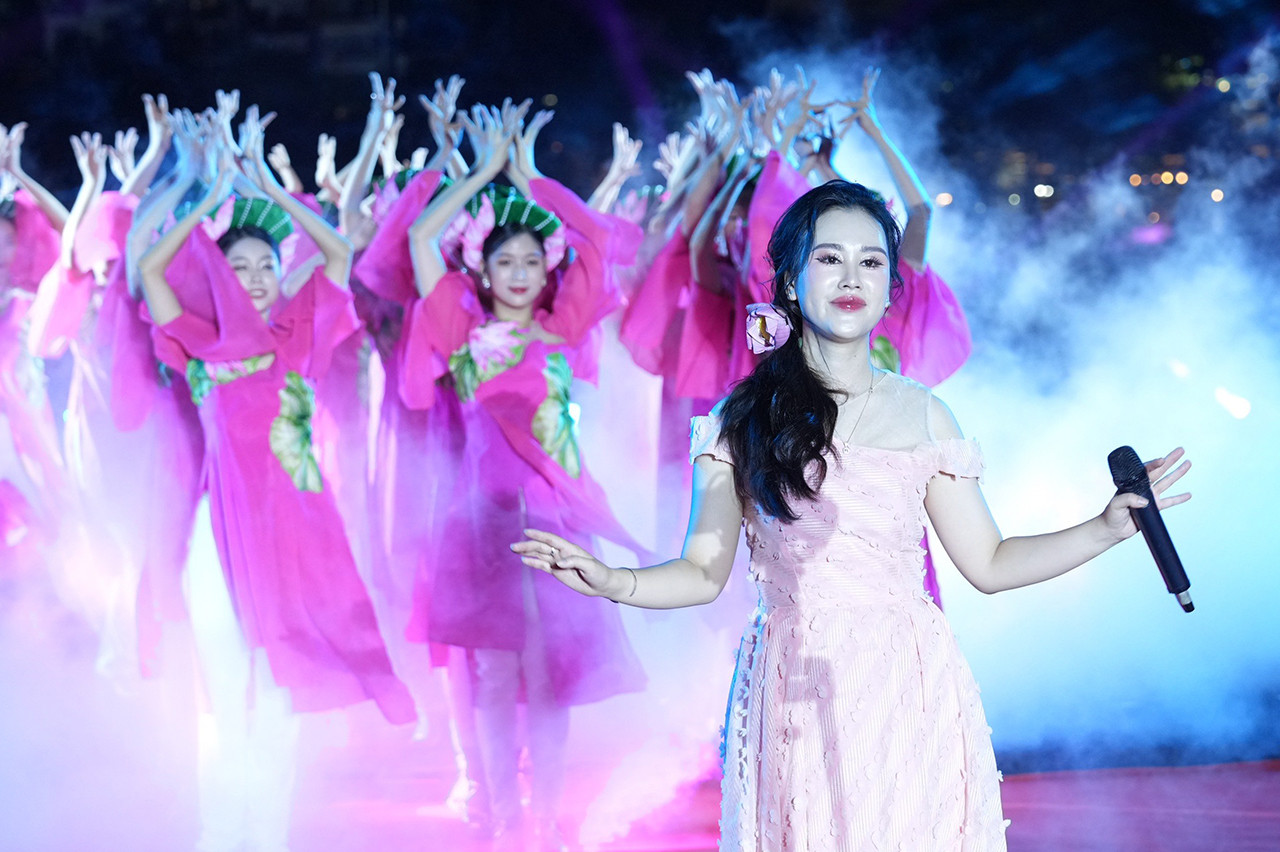 Ngoài những yếu tố thẩm mỹ về phần nhìn như sử dụng tiết mục múa tập thể, trình diễn áo dài, từng phần trình diễn được sử dụng với chất liệu âm nhạc khác nhau. Có nhiều bài hát quen thuộc được sử dụng đan xen cùng những tác phẩm mới như: “Phố cổ”, “Quê hương Việt Nam tôi”, “Hồn sen”… Ngoài những yếu tố thẩm mỹ về phần nhìn như sử dụng tiết mục múa tập thể, trình diễn áo dài, từng phần trình diễn được sử dụng với chất liệu âm nhạc khác nhau. Có nhiều bài hát quen thuộc được sử dụng đan xen cùng những tác phẩm mới như: “Phố cổ”, “Quê hương Việt Nam tôi”, “Hồn sen”…