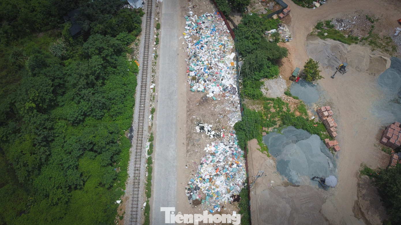 Sáng 7/6, theo ghi nhận của PV Tiền Phong, tại bãi rác thuộc khu công nghiệp La Phù (xã La Phù, huyện Hoài Đức, Hà Nội), bánh kẹo được đổ thành đống cùng với rác thải.