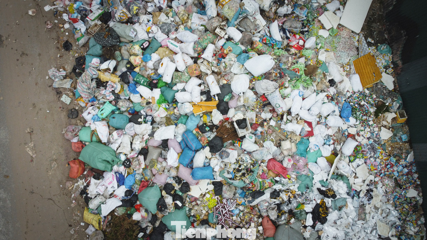 Hơn 20 tấn rác thải chất đống tại một bãi rác tự phát ở xã La Phù.