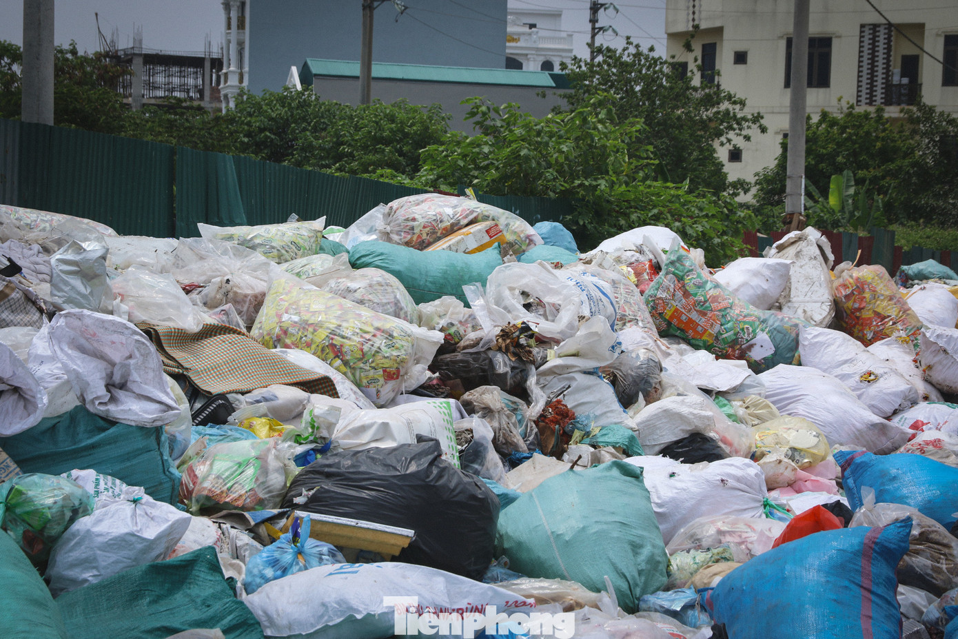 Hiện tại, trên địa bàn xã có hơn 100 cơ sở sản xuất, kinh doanh thực phẩm, bánh kẹo và dệt kim nên số lượng rác thải hàng ngày rất lớn. Trước Tết Nguyên đán 2025, xã La Phù đã gặp trường hợp vứt xả bánh kẹo tương tự.