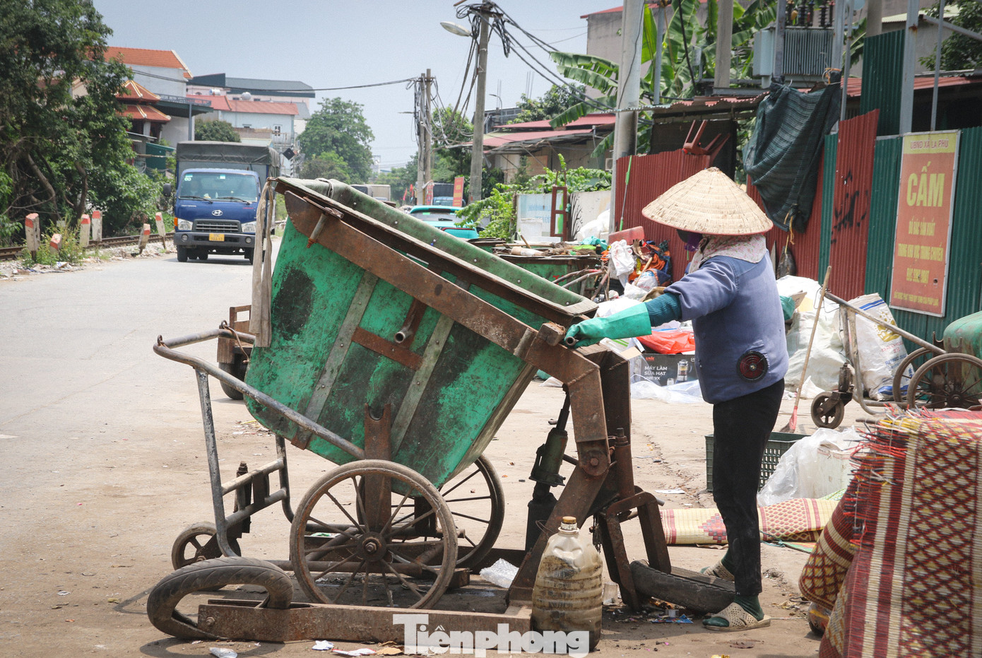 Bà Hương, công nhân vệ sinh môi trường tại khu vực cho biết, khoảng một tuần nay, rất nhiều rác thải được tập kết tại đây, trong đó đa phần là bánh kẹo. "Hôm nay số rác thải là bánh kẹo đã được vận chuyển bớt rồi, chứ 2-3 hôm trước thì còn nhiều nữa", ông Hương chia sẻ.