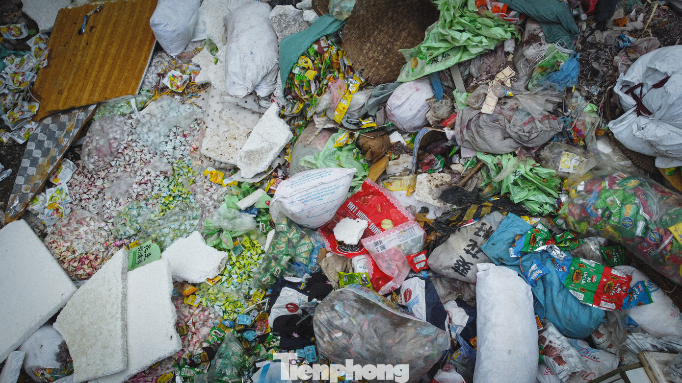 Bánh kẹo đủ các loại mẫu mã bị vứt tại bãi rác đa phần là hàng đã hết hạn.