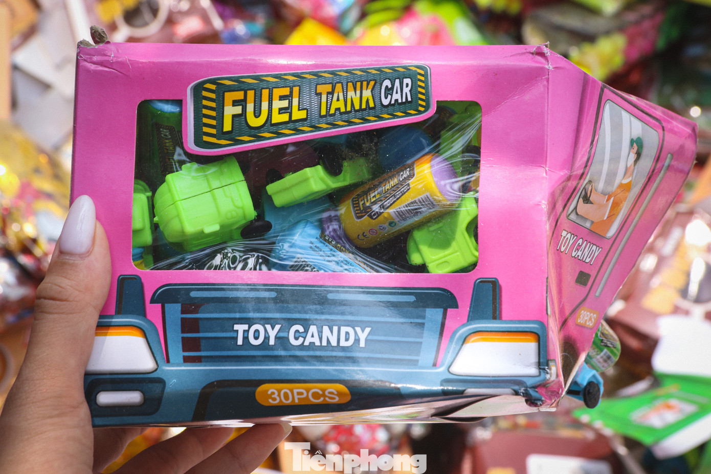 Bánh kẹo được đổ trong bãi rác có nhiều loại khác nhau.