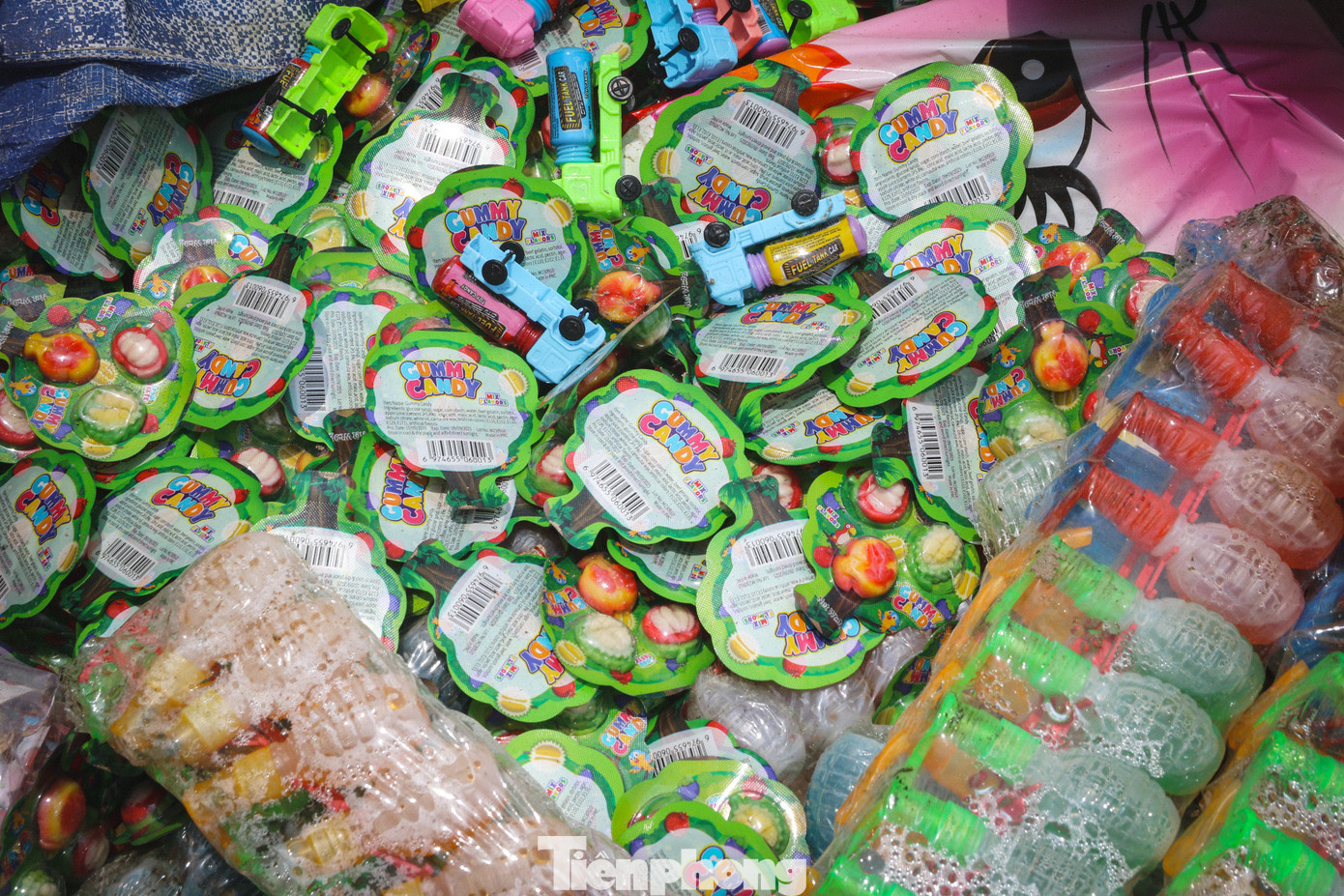 Bánh kẹo được đổ trong bãi rác có nhiều loại khác nhau.