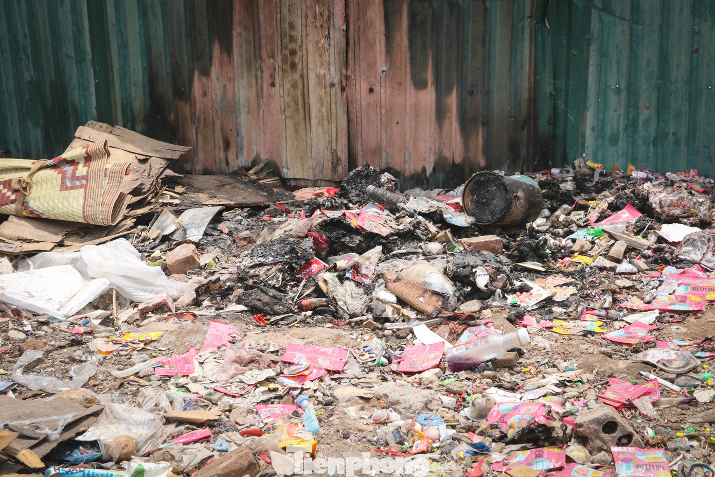 Nhiều khu vực rác thải là bánh kẹo còn bị đốt để tiêu huỷ.