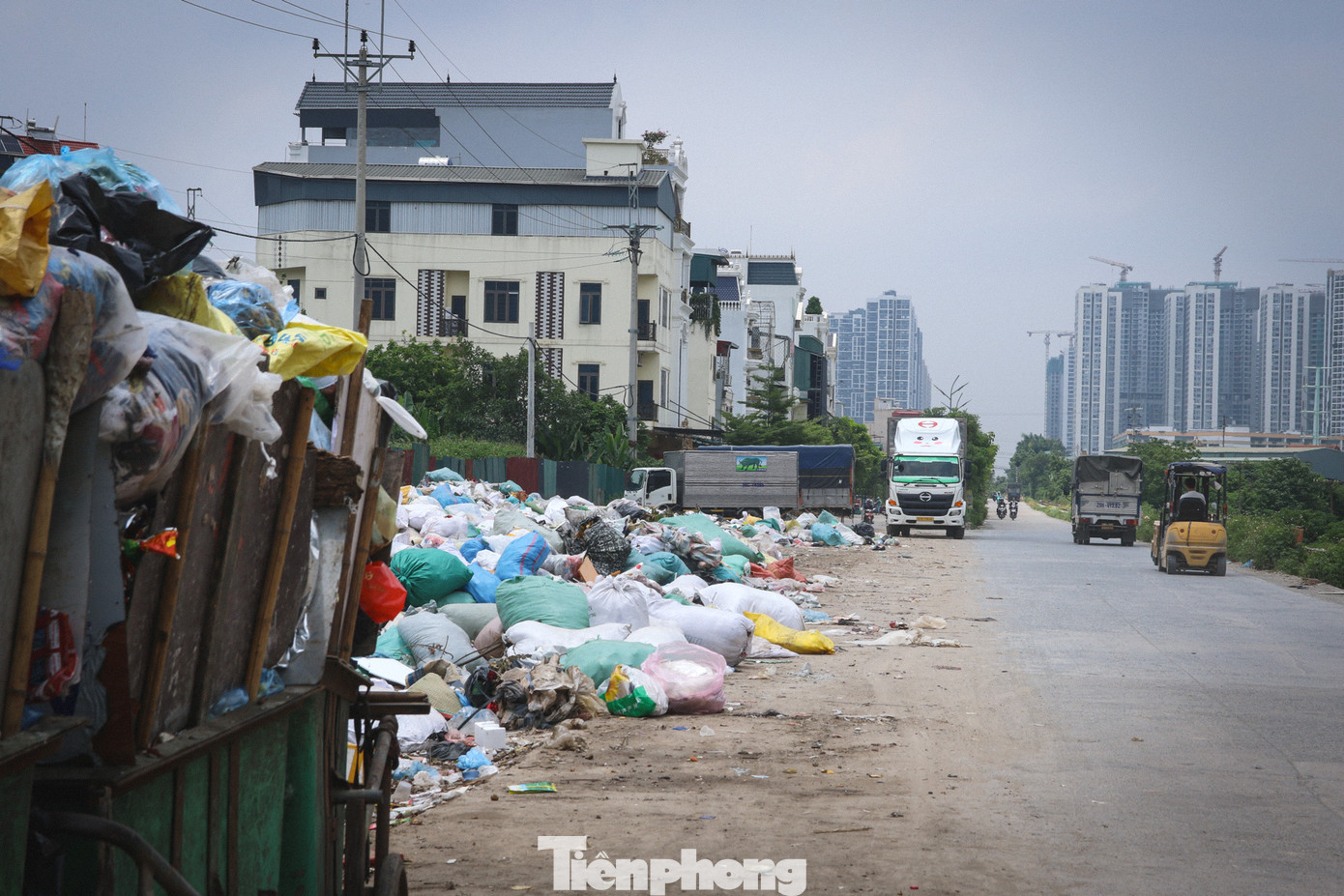 Thông tin về việc việc quản lý các hộ kinh doanh tại địa phương, đại diện UBND xã La Phù cho biết, thời gian gần đây, UBND xã thường xuyên phối hợp với Đoàn kiểm tra liên ngành 389 huyện Hoài Đức gồm Đội Quản lý thị trường cùng các cơ quan ban ngành của thành phố Hà Nội tiến hành các đợt kiểm tra cơ sở kinh doanh trên địa bàn liên quan đến vấn đề thuế và nguồn gốc xuất xứ của sản phẩm.