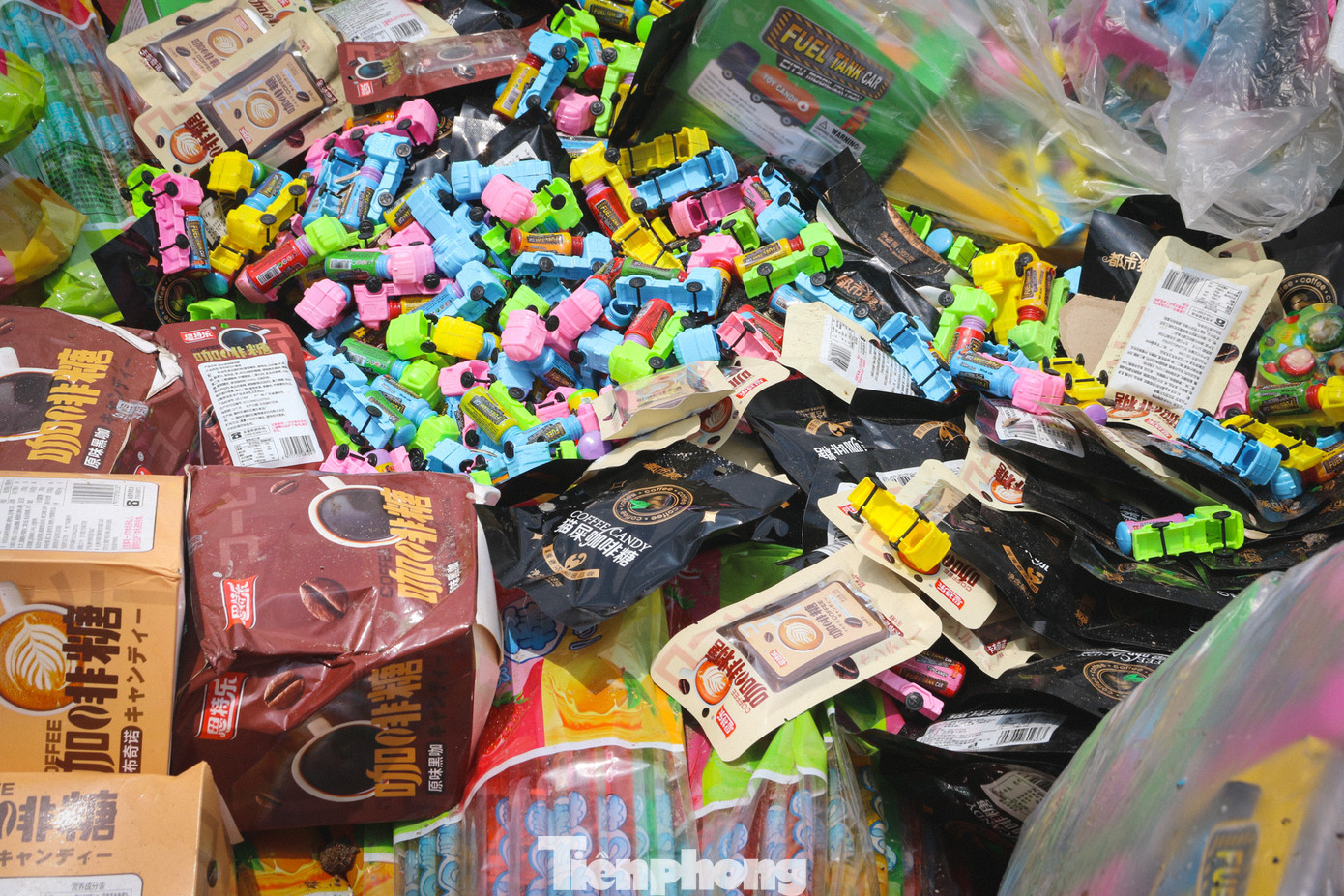 Bánh kẹo được đổ trong bãi rác có nhiều loại khác nhau.