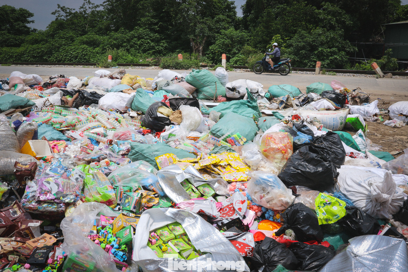 Cùng với việc kinh doanh có phần trầm lắng trong đợt cao điểm đấu tranh ngăn chặn, đẩy lùi tình trạng hàng giả, hàng kém chất lượng, thì một bãi rác bánh kẹo và đồ ăn nhanh hết hạn sử dụng cũng 'lầm lũi' mọc lên.