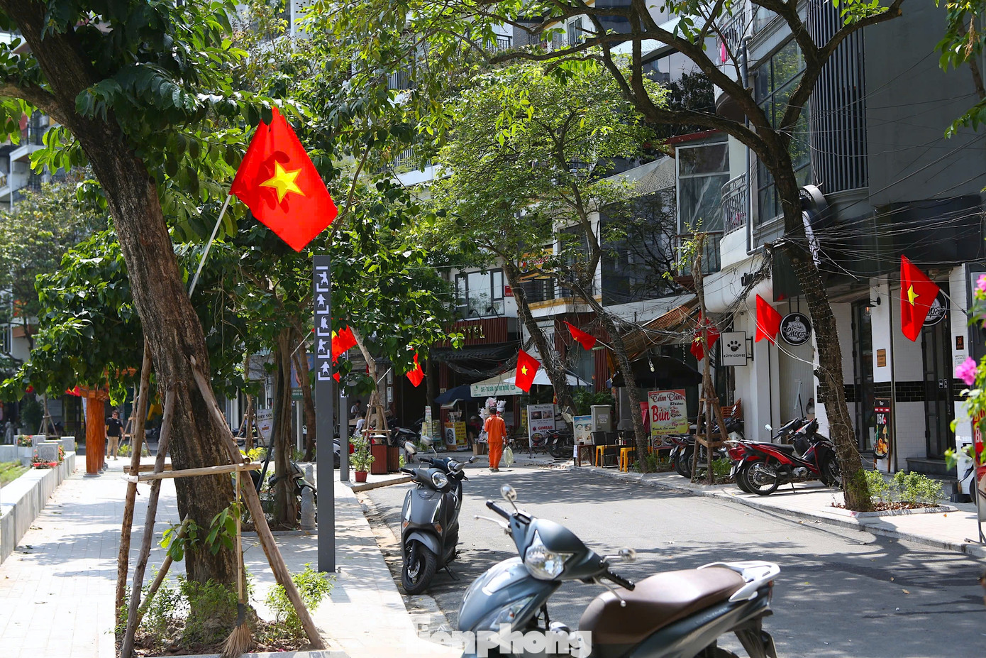 Dù đã có phương án điều chỉnh tổ chức giao thông tại một số tuyến đường lân cận khu vực hồ Ngọc Khánh nhưng vẫn có nhiều phương tiện di chuyển vào trong khu vực đường đi bộ.