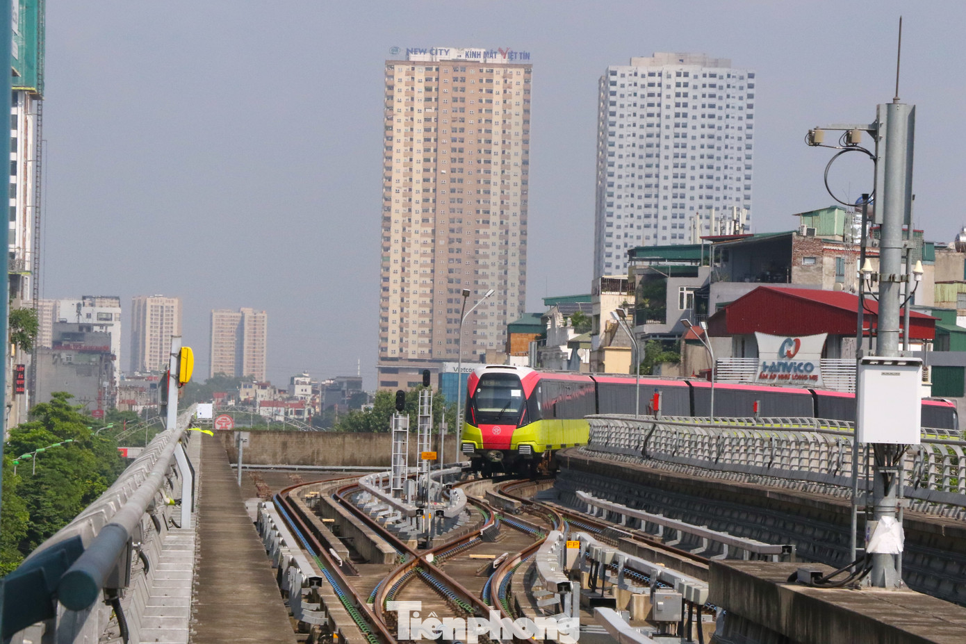 Sáng 7/8, cả chủ đầu tư và đơn vị vận hành là Ha Noi Metro đã thông tin về quá trình thi công, chuẩn bị vận hành đoạn trên cao. Sáng 7/8, cả chủ đầu tư và đơn vị vận hành là Ha Noi Metro đã thông tin về quá trình thi công, chuẩn bị vận hành đoạn trên cao.