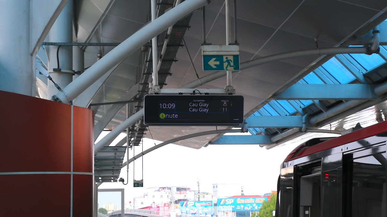 Các hạng mục nhà ga sẵn sàng trước ngày vận hành chạy thử. Năng lực vận chuyển của tuyến là 23.900 hành khách/ giờ/hướng. Với thời gian vận hành từ 5h30 cho đến 22h như kế hoạch dự kiến thì mỗi ngày có thể vận chuyển tối đa hơn 500.000 người. Các hạng mục nhà ga sẵn sàng trước ngày vận hành chạy thử. Năng lực vận chuyển của tuyến là 23.900 hành khách/ giờ/hướng. Với thời gian vận hành từ 5h30 cho đến 22h như kế hoạch dự kiến thì mỗi ngày có thể vận chuyển tối đa hơn 500.000 người.