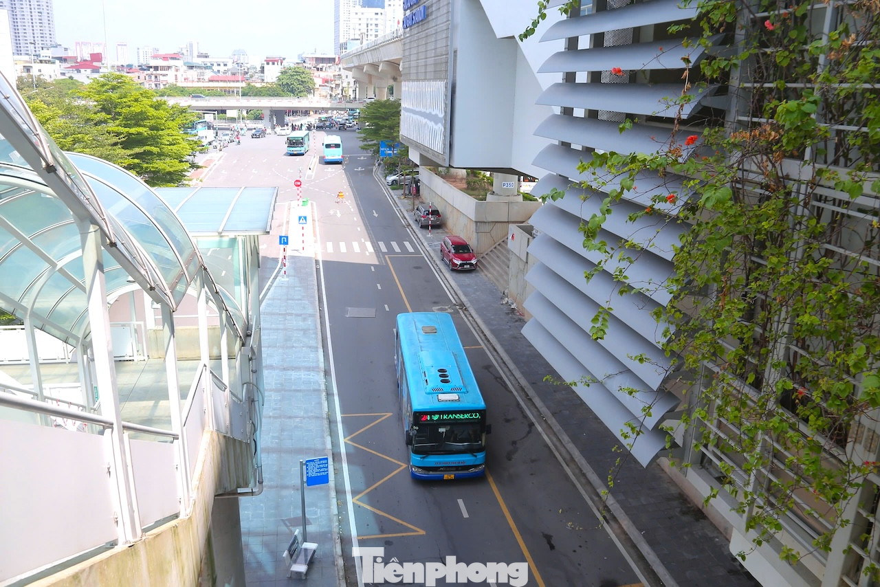 Để chuẩn bị cho hoạt động của tuyến metro, Sở GTVT Hà Nội cũng đã chỉ đạo đơn vị vận hành xe bus điều chỉnh lại các luồng tuyến để kết nối, giúp cho hành khách di chuyển một cách thuận lợi từ các ga trên cao của dự án đến các khu vực khác nhau của thành phố. Để chuẩn bị cho hoạt động của tuyến metro, Sở GTVT Hà Nội cũng đã chỉ đạo đơn vị vận hành xe bus điều chỉnh lại các luồng tuyến để kết nối, giúp cho hành khách di chuyển một cách thuận lợi từ các ga trên cao của dự án đến các khu vực khác nhau của thành phố.