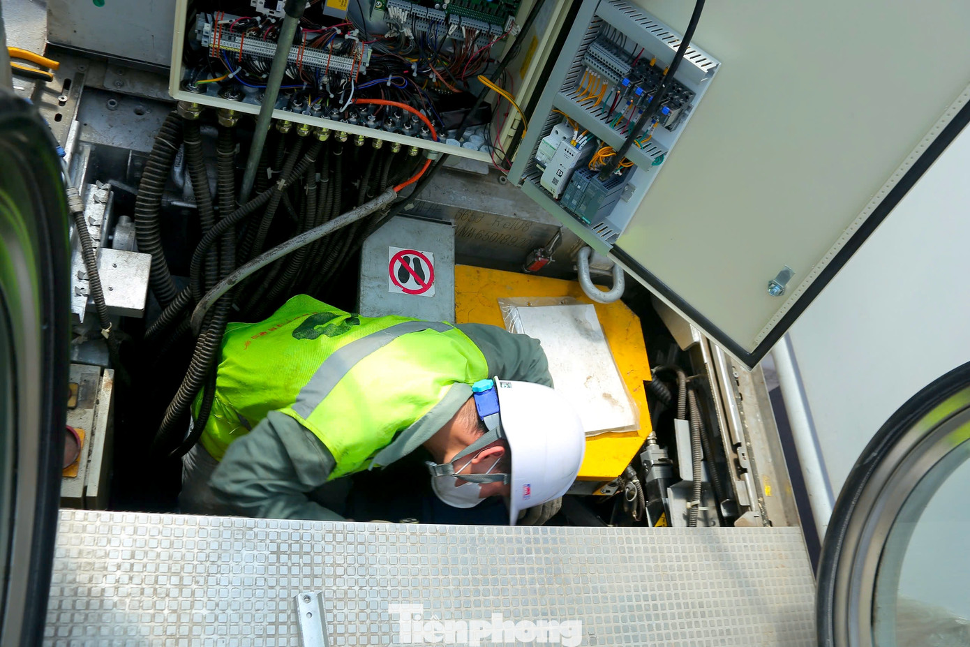 Là đơn vị sẽ quản lý, khai thác và vận hành, ông Nguyễn Bá Sơn, Phó trưởng Ban Quản lý Đường sắt đô thị Hà Nội (MRB) cho biết đến nay lái tàu và nhân viên đã được đào tạo bài bản, đáp ứng yêu cầu. Là đơn vị sẽ quản lý, khai thác và vận hành, ông Nguyễn Bá Sơn, Phó trưởng Ban Quản lý Đường sắt đô thị Hà Nội (MRB) cho biết đến nay lái tàu và nhân viên đã được đào tạo bài bản, đáp ứng yêu cầu.