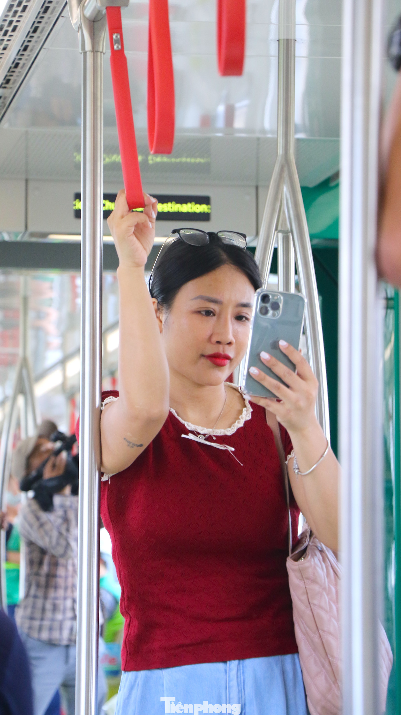 Hành khách thích thú trải nghiệm, check-in metro Nhổn - ga Hà Nội trong ngày đầu đi vào vận hành thử nghiệm. Hành khách thích thú trải nghiệm, check-in metro Nhổn - ga Hà Nội trong ngày đầu đi vào vận hành thử nghiệm.