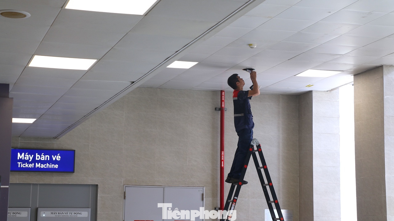 Là đơn vị sẽ quản lý, khai thác và vận hành, ông Nguyễn Bá Sơn, Phó trưởng Ban Quản lý Đường sắt đô thị Hà Nội (MRB) cho biết đến nay lái tàu và nhân viên đã được đào tạo bài bản, đáp ứng yêu cầu. Là đơn vị sẽ quản lý, khai thác và vận hành, ông Nguyễn Bá Sơn, Phó trưởng Ban Quản lý Đường sắt đô thị Hà Nội (MRB) cho biết đến nay lái tàu và nhân viên đã được đào tạo bài bản, đáp ứng yêu cầu.