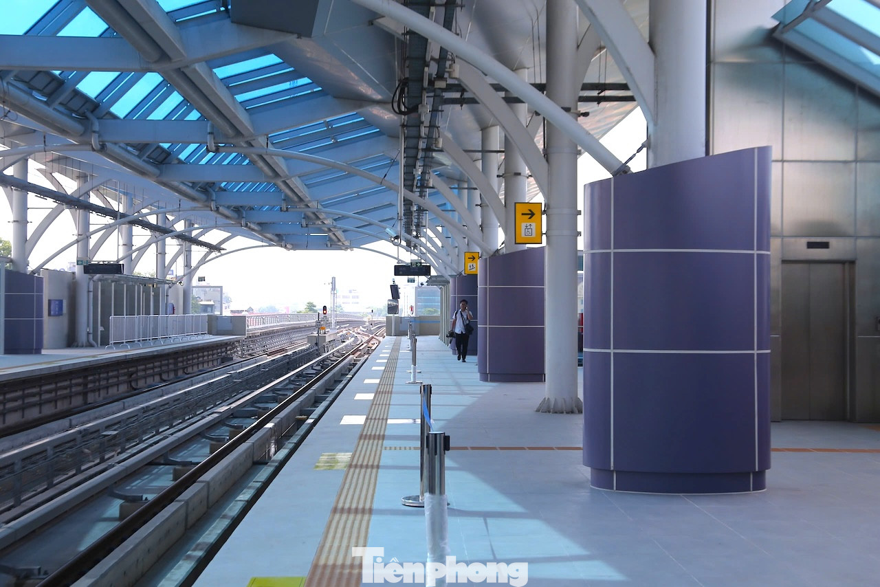 Ông Vũ Hồng Trường, Tổng Giám đốc HMC cho biết trước mắt đoạn tuyến trên cao của Metro Nhổn - Ga Hà Nội sẽ được vận hành miễn phí trong 15 ngày đầu khai thác, sau đó áp dụng đơn giá định mức tạm tính cả về vé và bảo trì, vận hành như tuyến đường sắt đô thị Cát Linh-Hà Đông. Đến nay toàn bộ công tác chuẩn bị về nhân sự, quy trình vận hành đã đầy đủ để đi vào chạy thương mại. Ông Vũ Hồng Trường, Tổng Giám đốc HMC cho biết trước mắt đoạn tuyến trên cao của Metro Nhổn - Ga Hà Nội sẽ được vận hành miễn phí trong 15 ngày đầu khai thác, sau đó áp dụng đơn giá định mức tạm tính cả về vé và bảo trì, vận hành như tuyến đường sắt đô thị Cát Linh-Hà Đông. Đến nay toàn bộ công tác chuẩn bị về nhân sự, quy trình vận hành đã đầy đủ để đi vào chạy thương mại.