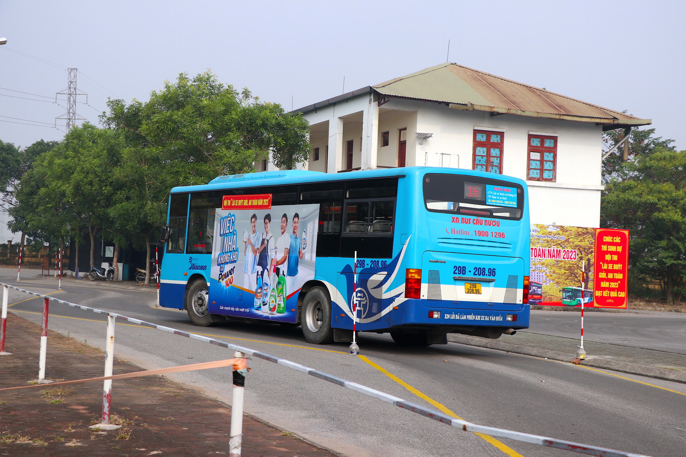 Tài xế lái xe cẩn thận đi qua đoạn đường hẹp và không được phép đụng cột tiêu.