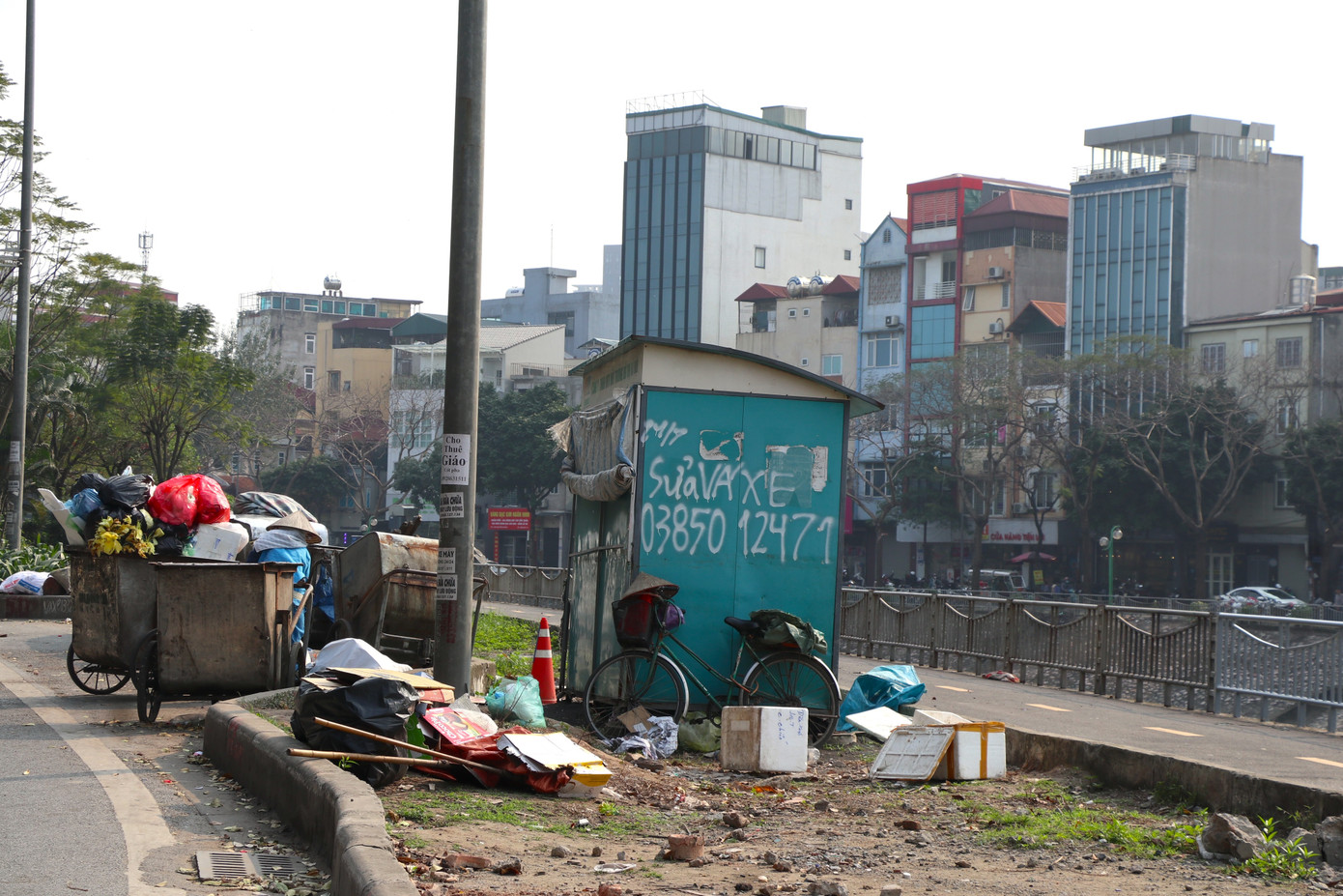Bên cạnh đó, đi dọc tuyến đường, không khó để bắt gặp các bãi rác tự phát, từ phế thải xây dựng, rác sinh hoạt, đồ dùng gia đình, vật liệu bằng sành sứ bị vứt bỏ lộ ra các mảnh vỡ sắc nhọn hay những điểm tập kết rác bị đốt nham nhở, cháy đen.