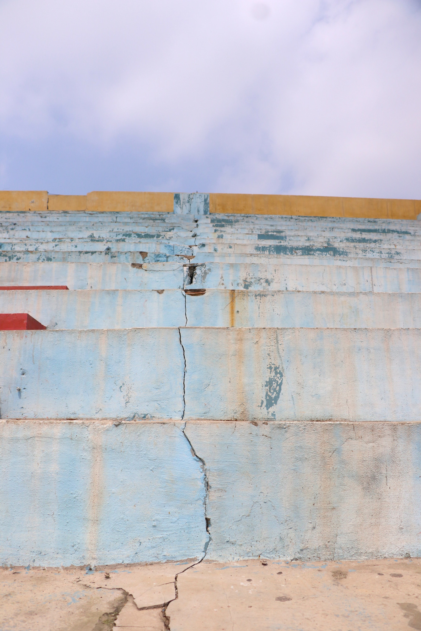 Bậc thềm và khu vực khán đài sân vận động nứt toác thành những đường dài, chia khán đài thành nhiều phần.