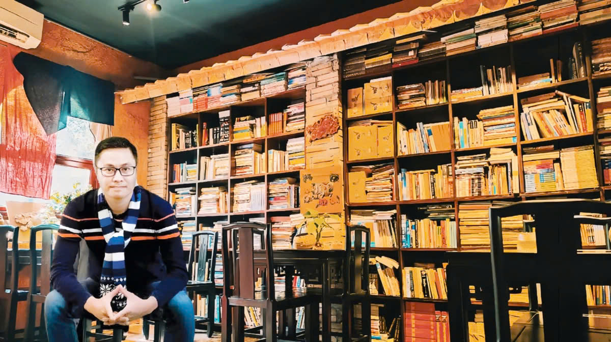 Không gian quán chay kết hợp với thư viện sách độc đáo của anh Hoàng Long.