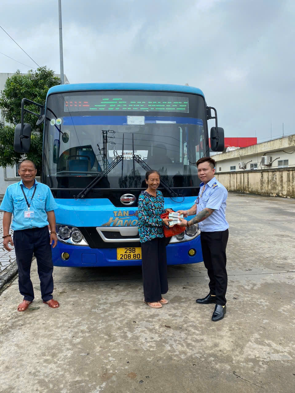 Bà Phúc được đơn vị xe bus trao trả tài sản để quên. Bà Phúc được đơn vị xe bus trao trả tài sản để quên.