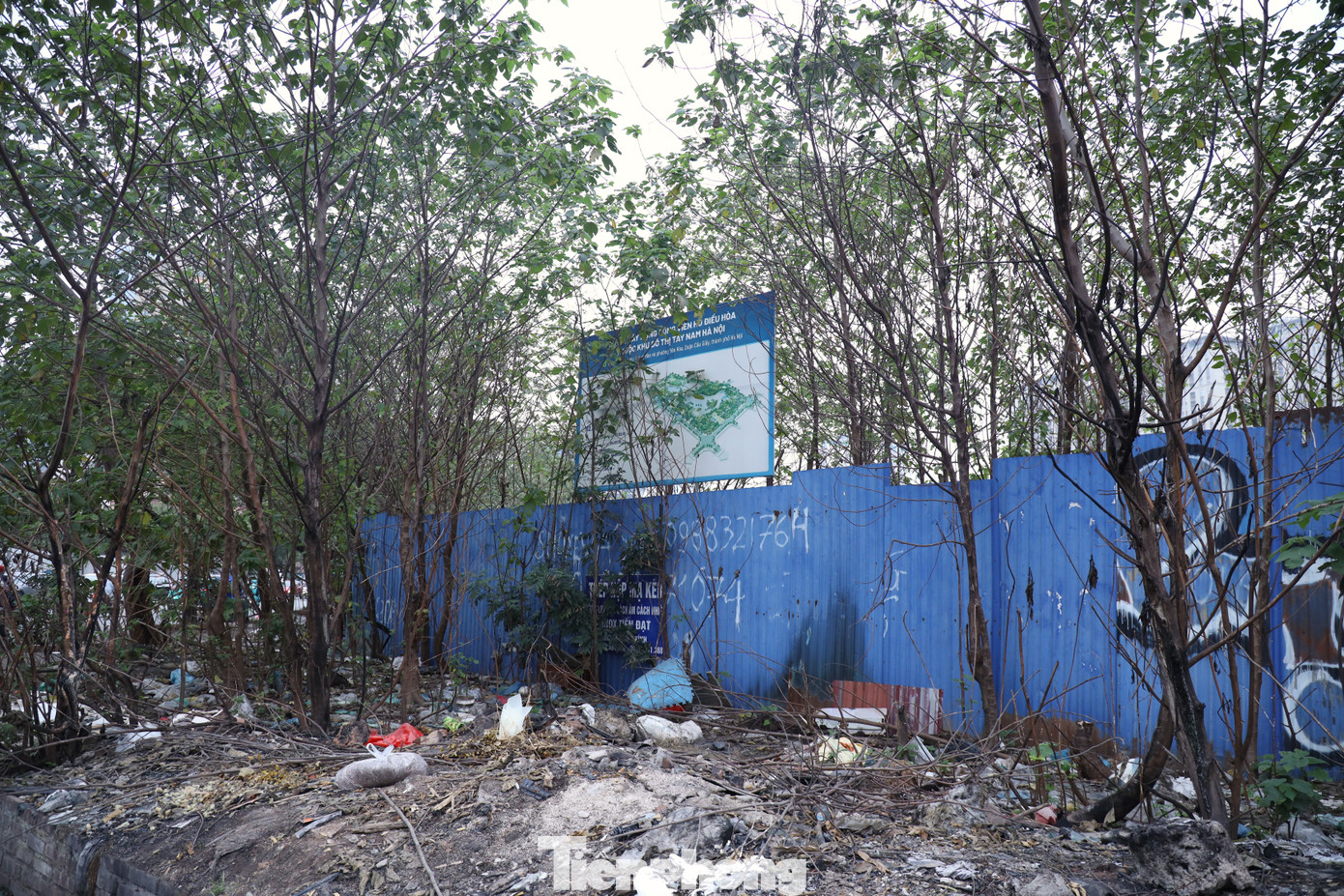 Tọa lạc ở vị trí đắc địa, có diện tích xây dựng trên 10ha nhưng hơn một thập kỷ qua, dự án công viên - hồ điều hòa khu đô thị Tây Nam Hà Nội vẫn chỉ là bãi đất hoang, cỏ mọc um tùm. Tọa lạc ở vị trí đắc địa, có diện tích xây dựng trên 10ha nhưng hơn một thập kỷ qua, dự án công viên - hồ điều hòa khu đô thị Tây Nam Hà Nội vẫn chỉ là bãi đất hoang, cỏ mọc um tùm.