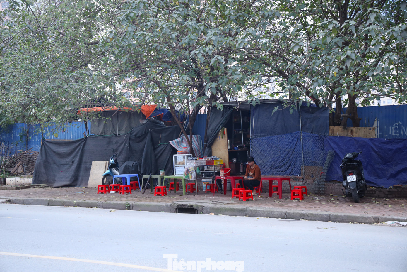 Trước đó, đại diện Công ty TNHH VNT cam kết vào quý I/2023 sẽ hoàn thành hạng mục hồ điều hòa, hoàn thành và đưa vào sử dụng tất cả hạng mục dự án vào quý IV/2025. Những tháng cuối năm 2023, dự án rục rịch triển khai thi công nhưng sau đó lại tạm dừng và đến nay chưa có dấu hiệu thi công trở lại.
