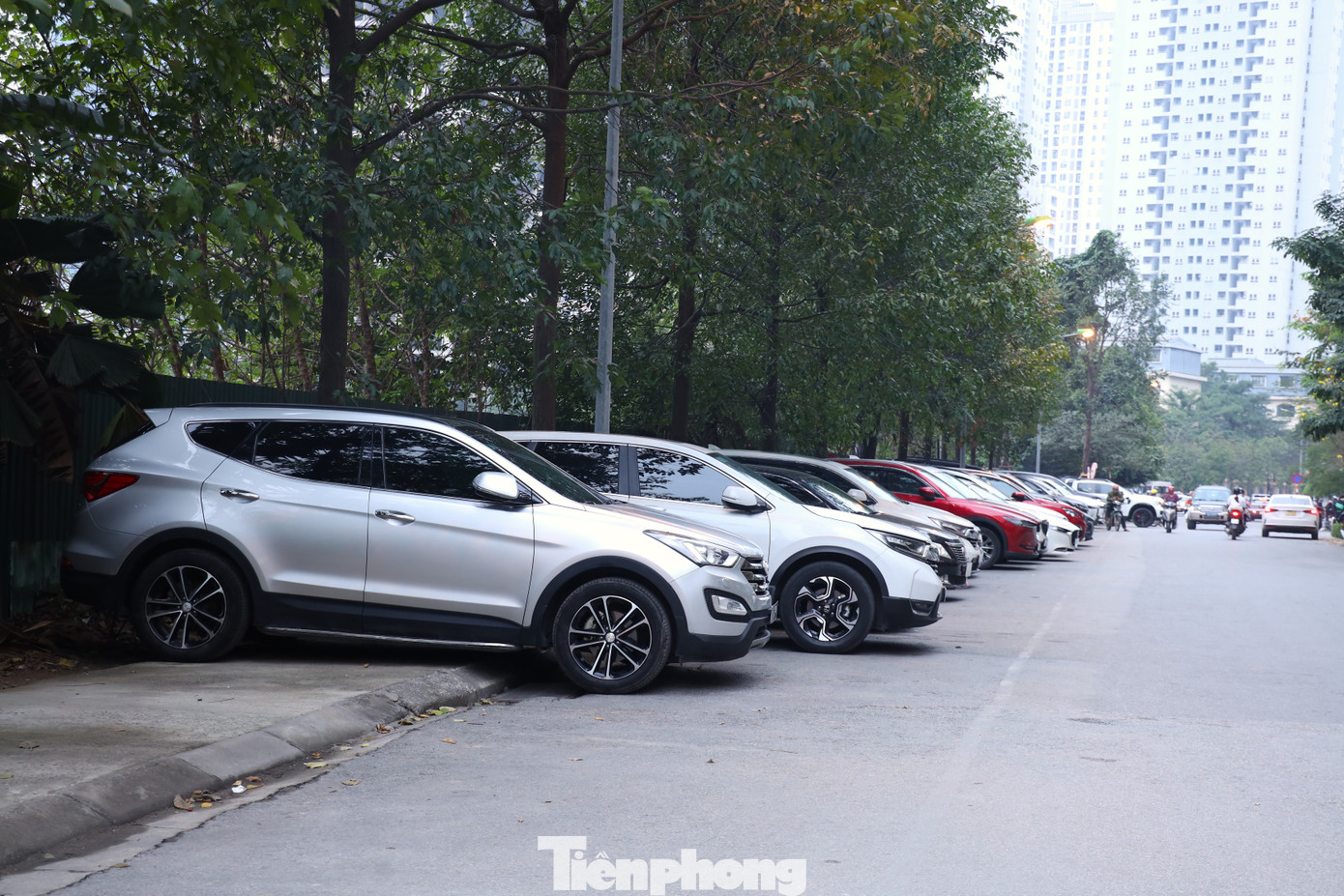 Khu vực xung quanh dự án trở thành bãi đỗ xe cho người dân sinh sống xung quanh khu vực.