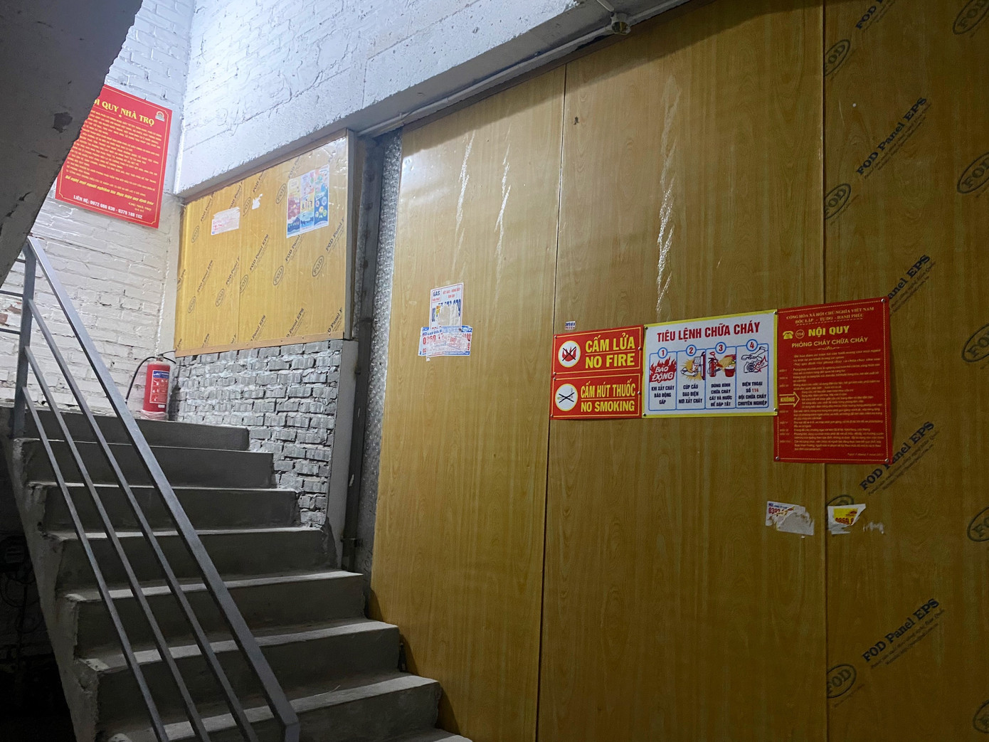 Trong khi cả căn nhà chỉ có một lối đi duy nhất là cầu thang bộ, không có lối thoát hiểm. Nội thất tại đây sơ sài, có nhiều vật dụng dễ cháy. Trong khi cả căn nhà chỉ có một lối đi duy nhất là cầu thang bộ, không có lối thoát hiểm. Nội thất tại đây sơ sài, có nhiều vật dụng dễ cháy.