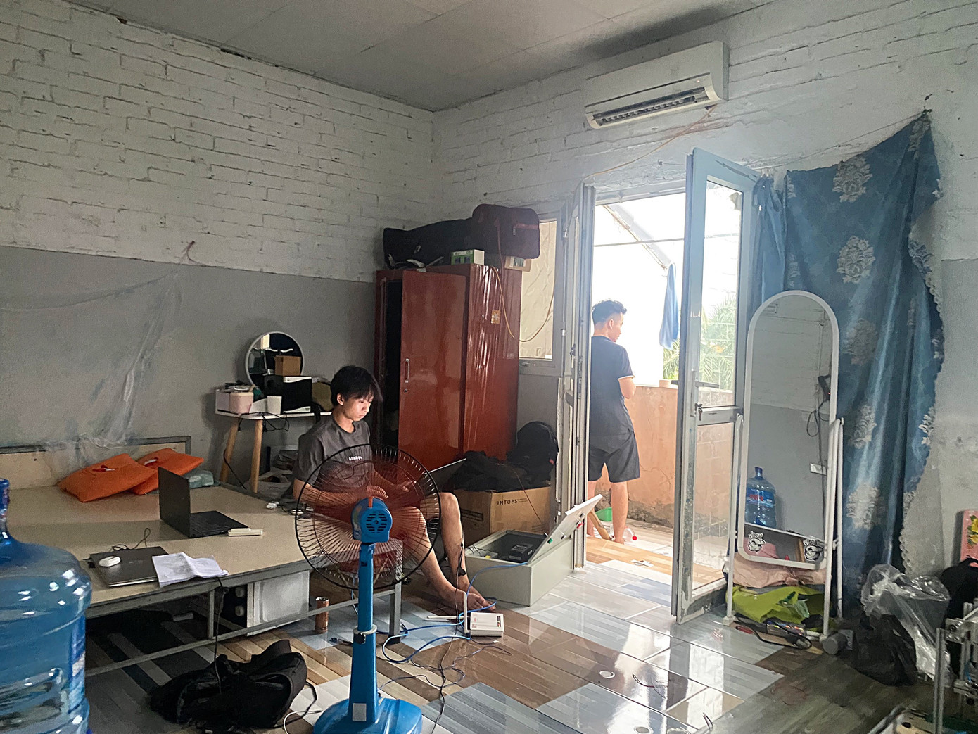 Do chỉ cách trường học khoảng 2km, chi phí hợp lý nên Minh Tuấn (20 tuổi, sinh viên trường Cao đẳng FPT) đã rủ bạn đến đây thuê phòng trọ này với mức giá là 2,3 triệu đồng/tháng. "Cả căn biệt thự liền kề này khoảng 7-8 phòng với giá điện là 3,8 nghìn đồng. Như mình có 2 người ở chung phòng thì mức giá thuê chỉ còn hơn 1 triệu đồng/tháng, không chung chủ,... điều kiện phòng dù có sơ sài nhưng mình chấp nhận vì rẻ và thuận tiện đi học" - Tuấn nói. Do chỉ cách trường học khoảng 2km, chi phí hợp lý nên Minh Tuấn (20 tuổi, sinh viên trường Cao đẳng FPT) đã rủ bạn đến đây thuê phòng trọ này với mức giá là 2,3 triệu đồng/tháng. "Cả căn biệt thự liền kề này khoảng 7-8 phòng với giá điện là 3,8 nghìn đồng. Như mình có 2 người ở chung phòng thì mức giá thuê chỉ còn hơn 1 triệu đồng/tháng, không chung chủ,... điều kiện phòng dù có sơ sài nhưng mình chấp nhận vì rẻ và thuận tiện đi học" - Tuấn nói.