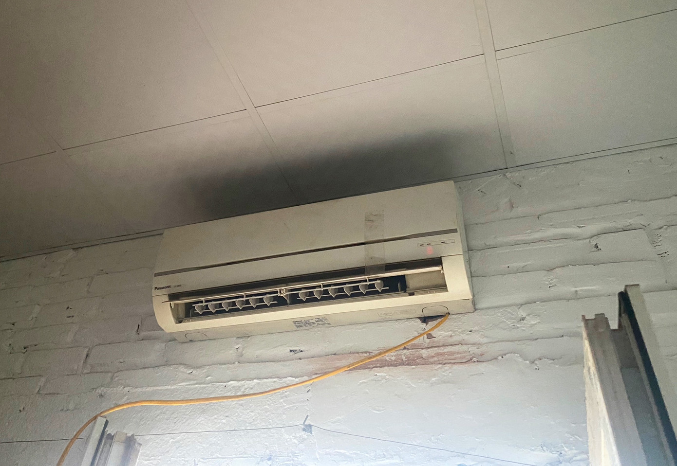 Đường dây điện đi trần nối với điều hoà thiếu an toàn. Đường dây điện đi trần nối với điều hoà thiếu an toàn.