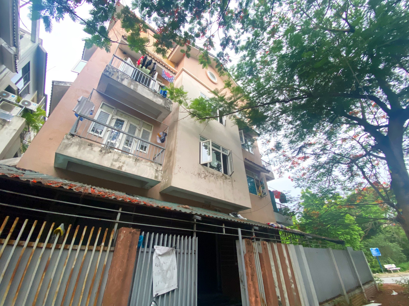 Qua giới thiệu của môi giới, nhóm PV đã có mặt tại dãy LK38 KĐT Vân Canh - khu vực có hàng chục ngôi biệt thự được cải tạo cho sinh viên thuê. Qua giới thiệu của môi giới, nhóm PV đã có mặt tại dãy LK38 KĐT Vân Canh - khu vực có hàng chục ngôi biệt thự được cải tạo cho sinh viên thuê.