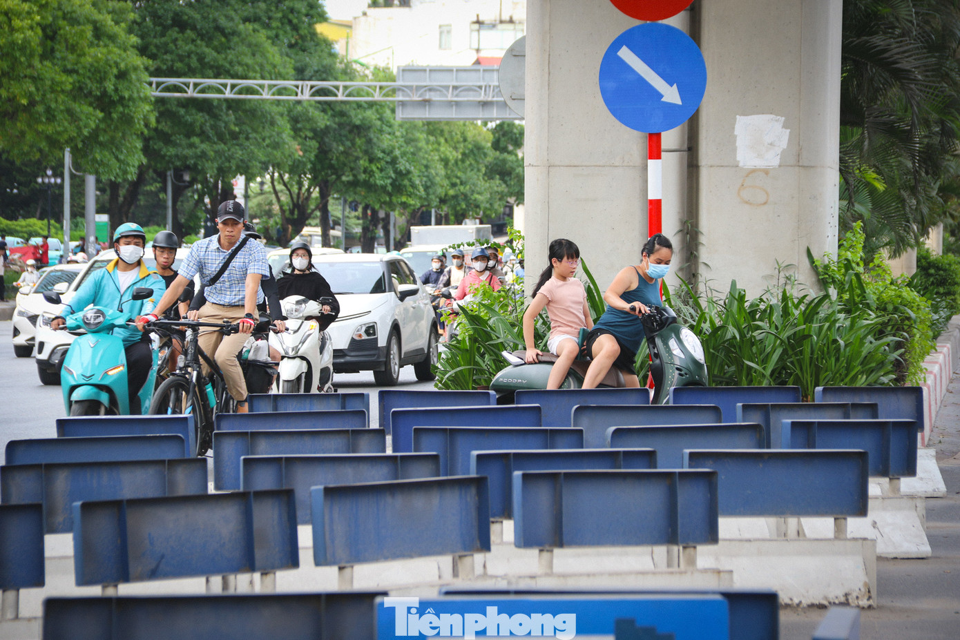 Tại tuyến đường Nguyễn Trãi, việc bố trí dải phân cách mềm chưa hợp lý khiến cho việc di chuyển của người dân gặp nhiều khó khăn.