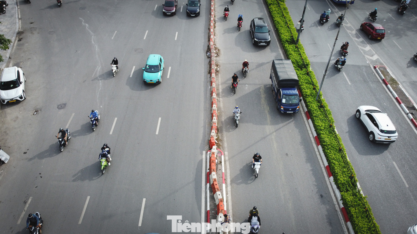 Theo ghi nhận của phóng viên, tại nhiều tuyến đường ở Hà Nội, một số dải phân cách mềm dùng để phân làn đường giao thông bị mất, hoặc hư hỏng, ngả nghiêng... gây mất mỹ quan đô thị.
