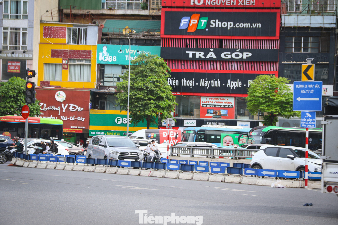 Tại dải phân cách đầu đường Nguyễn Trãi, các trụ cảnh báo bị sắp xếp lộn xộn, rất khó quan sát đối với người tham gia giao thông.