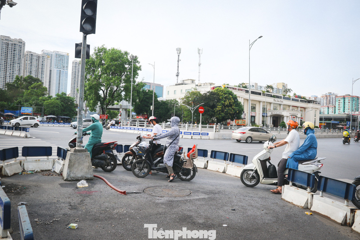 Từ những khoảng hở ở các dải phân cách bị hư hỏng, nhiều người đi bộ và đi xe máy tận dụng tạo thành những lối băng ngang trái quy định.