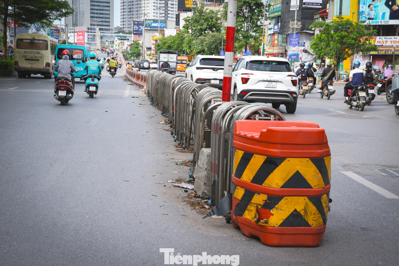 Nhiều vị trí dải phân cách bị cong vênh, gỉ sét, gãy liên kết với bánh xe, bị xô lệch, ngã đổ, mất mỹ quan đô thị.