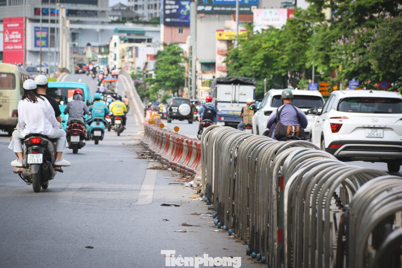 Dải phân cách nhếch nhác cuối đường Nguyễn Trãi.