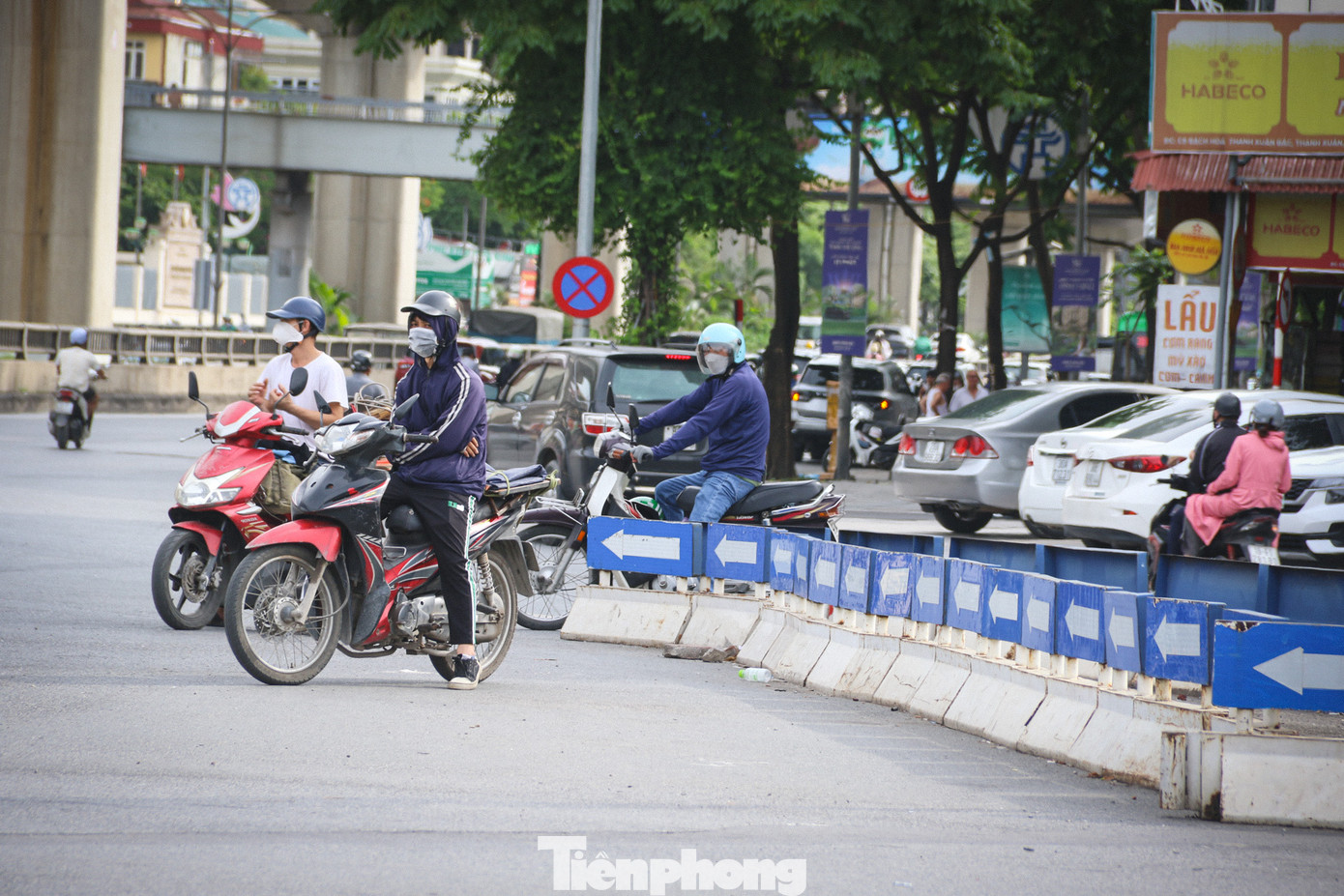 Dọc các tuyến đường Khuất Duy Tiến, Nguyễn Xiển, ..., nhiều dải phân cách bị hư hỏng, ngã đổ, bị tháo dỡ không còn hình thù nguyên vẹn, bể nát sau nhiều lần bị các phương tiện giao thông va chạm.