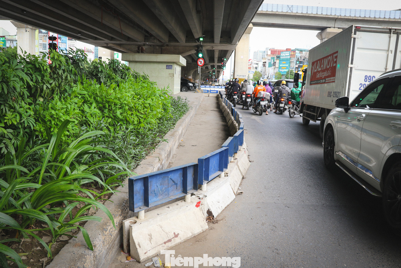 Các dải phân cách được lắp đặt nhằm hạn chế lấn làn đường và giảm thiểu tối đa tai nạn giao thông, tuy nhiên, nếu không bố trí hợp lý, rất dễ gây ra tác dụng ngược, tiềm ẩn nguy cơ mất an toàn giao thông, đặc biệt vào ban đêm.